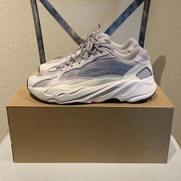 Men’s Barely Worn Adidas Yeezy Boost 700v2 Static size 10 with box - Picture 3 of 8